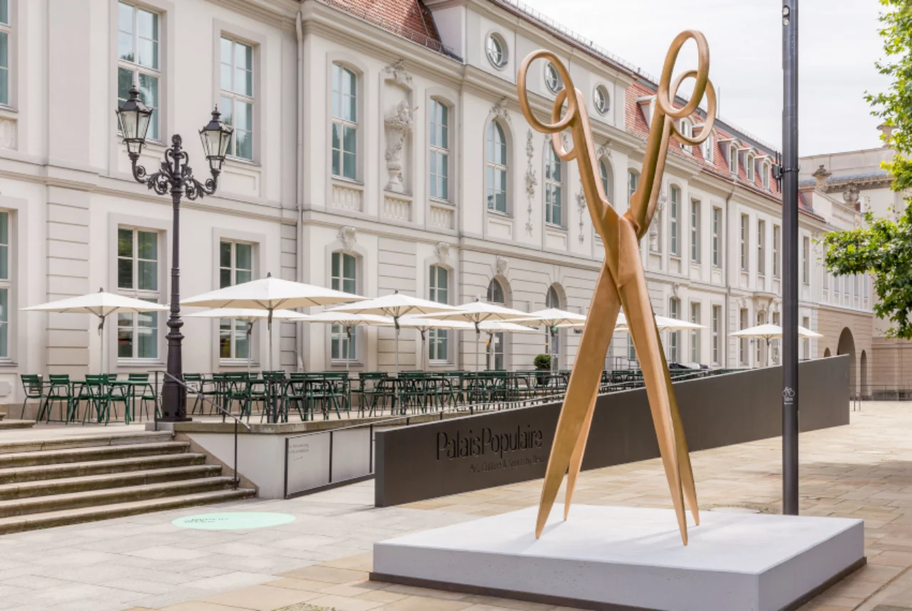 VALIE EXPORT sculptur Die Doppelgängerin vor Palaispopulaire
