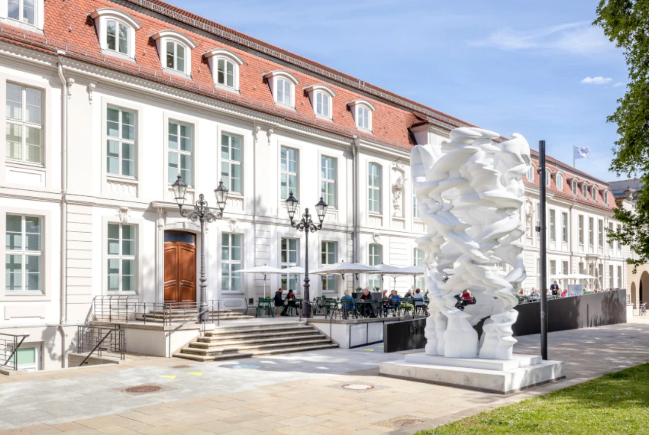 Tony Cragg „Runner“ Skulptur vor dem Palais