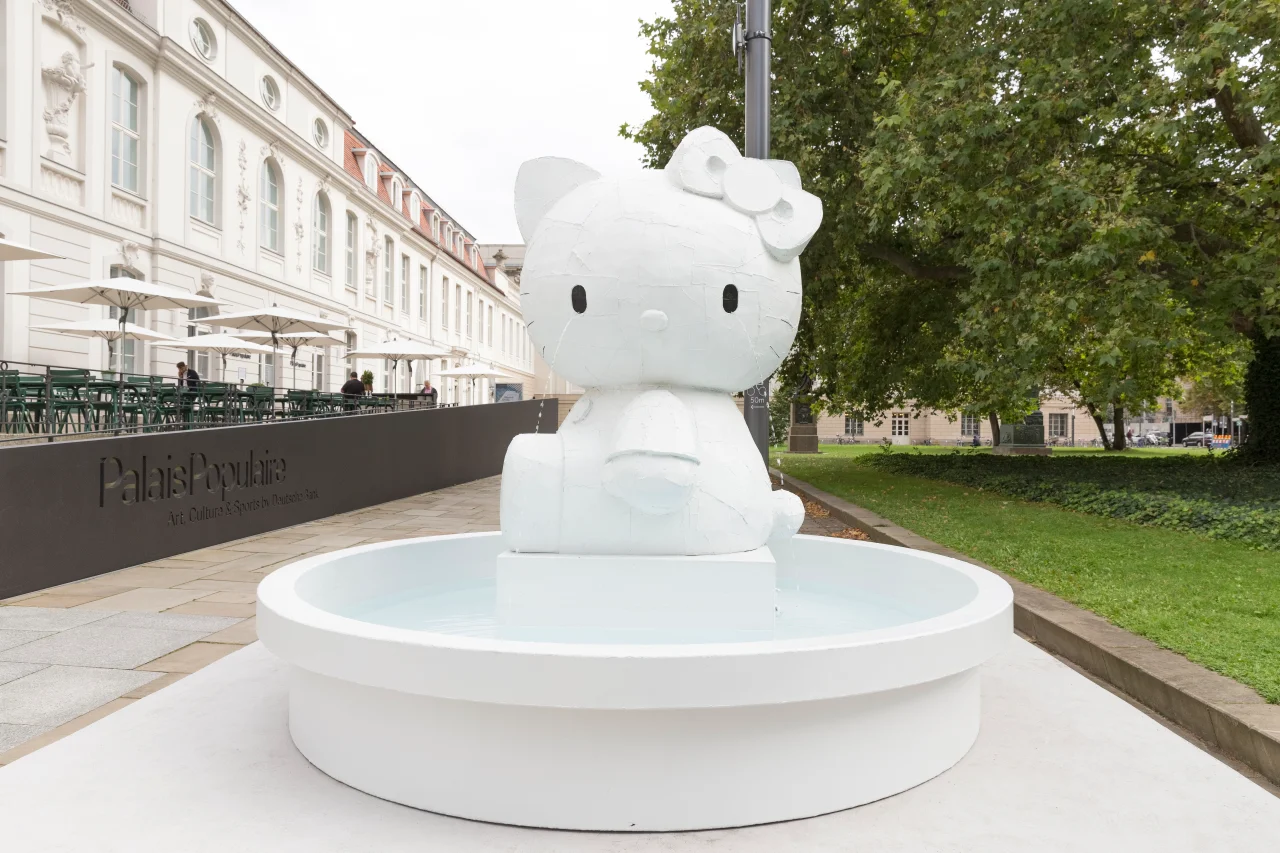 Kitty sculpture by Tom Sachs in front of the PalaisPopulaire