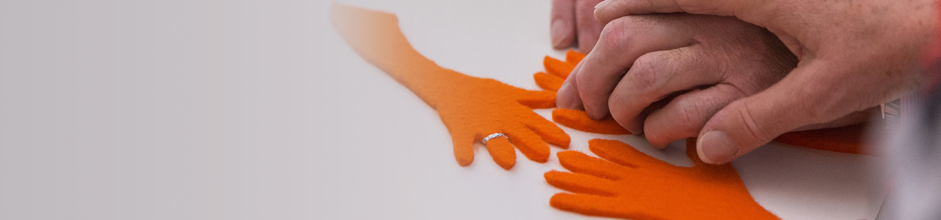 Orange Hände